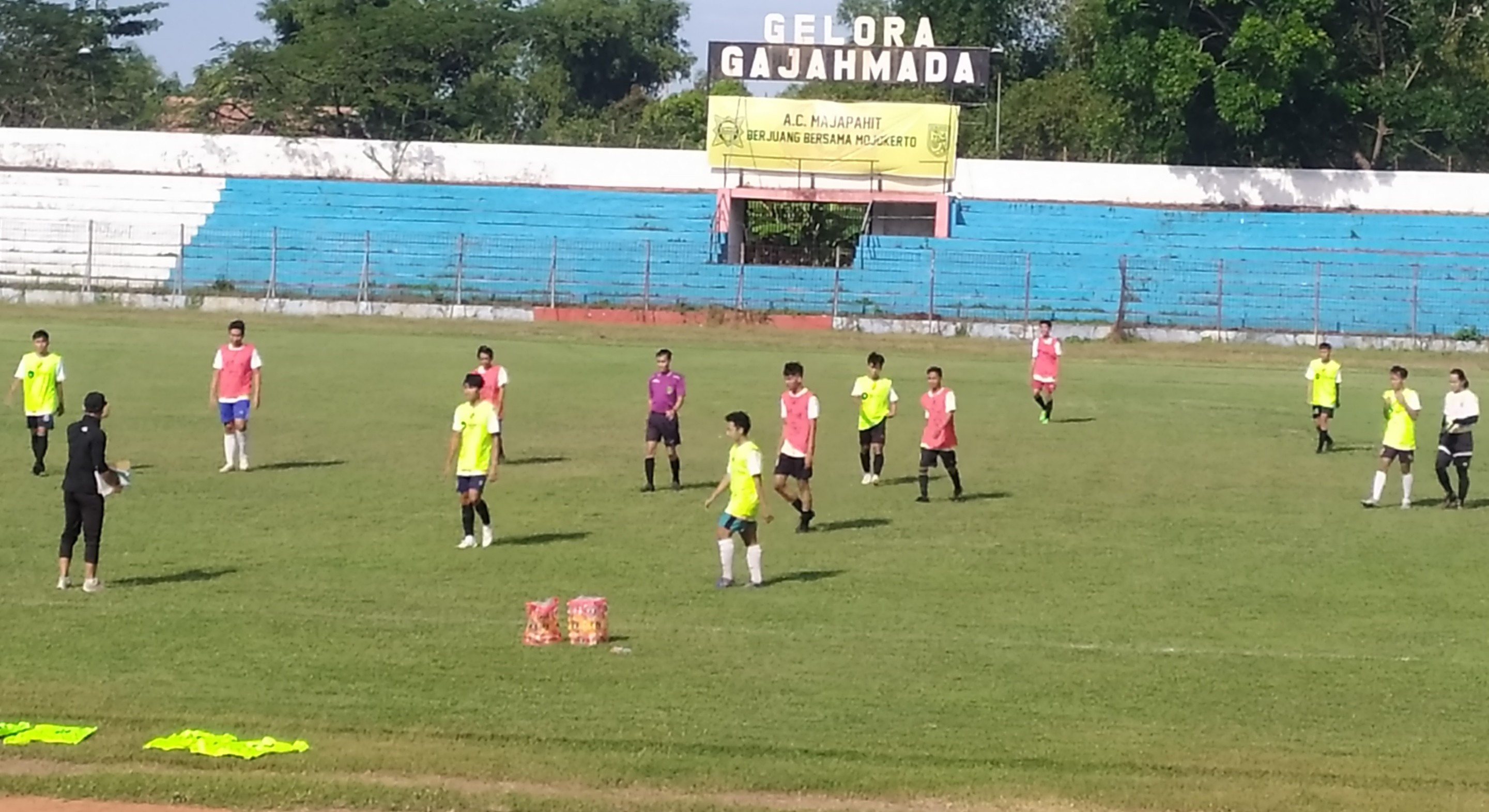 Para peserta seleksi AC Majapahit di Stadion Gajah Mada Mojosari. (Foto: Deni Lukmantara/Ngopibareng)