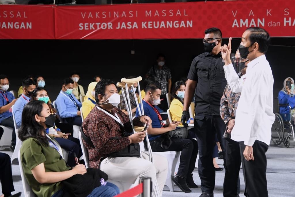Presiden Joko Widodo meninjau vaksinasi di pusat keramaian. (Foto: Setpres)