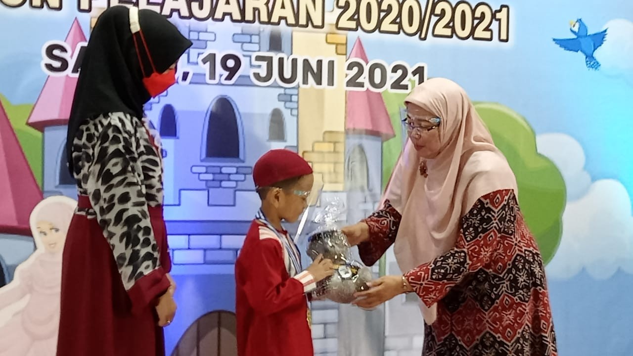 Kepala KB/TK Al Azhar 5 Kemandoran Jakarta Selatan, Musani memberikan penghargaan kepada salah satu siswa. (Foto: Istimewa)