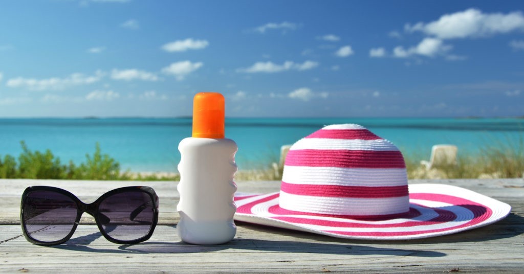 Ilustrasi perlengkapan berjemur seperti sunscreen atau sunblock, kacamata hitam, dan topi. (Foto: Istimewa)