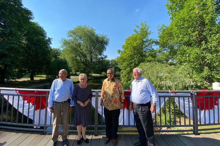 Konjen RI Hamburg Ardian Wicaksono (kedua dari kanan) dan Wakil Wali Kota Braunschweig Annegret Ihbe (kedua dari kiri) berpose setelah meresmikan Jembatan Bandung di Taman Kota Braunschweig, Jerman, pada Jumat 18 Juni 2021.(Foto: KJRI Hambur)