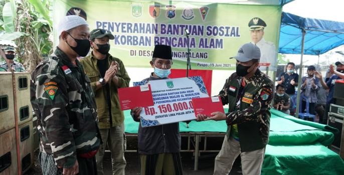 Bupati Pasuruan, HM Irsyad Yusuf menyerahkan bantuan sosial rehabilitasi kepada warga korban gempa di Kecamatan Puspo, Lumbang dan Tutur. (Foto: Dok Pasuruan)