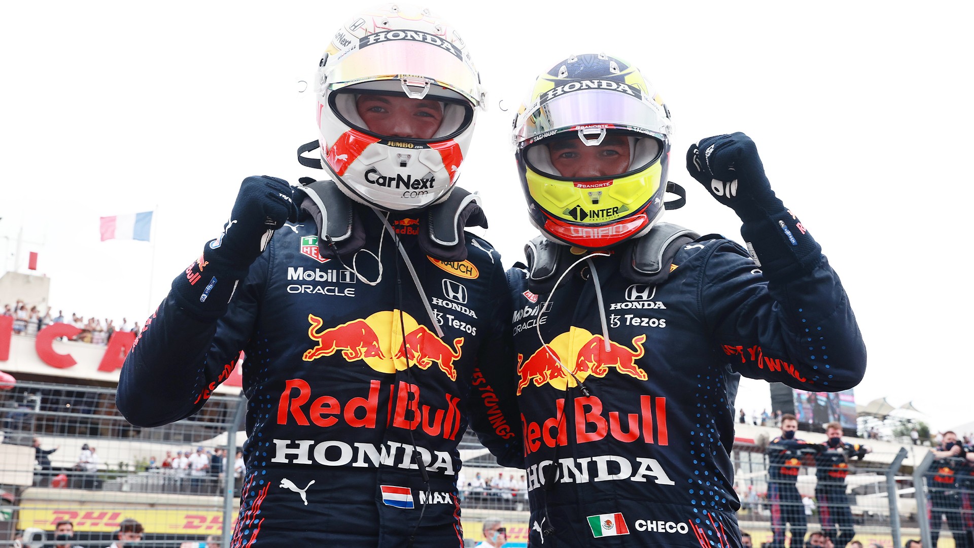 Max Verstappen finis pertama, ditemani teman setimnya di Red Bull Sergio Perez yang naik di podium ketiga di F1 GP Prancis. (Foto: Twitter/@F1)