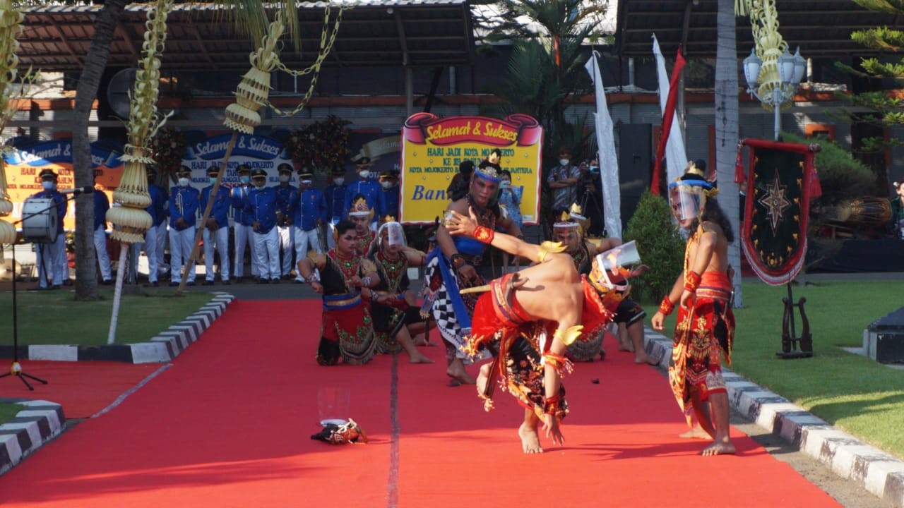 Tarian tradisional mewarnai upacara hari jadi Kota Mojokerto ke 103 di tengah pandemi.(Foto: Deni Lukmantara/Ngopibareng.id)