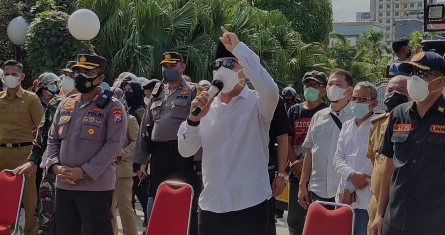 Walikota Surabaya, Eri Cahyadi saat menemui peserta aksi demonstrasi di Balai Kota, Surabaya, Senin 21 Juni 2021. (Foto: Fariz Yarbo/Ngopibareng.id)