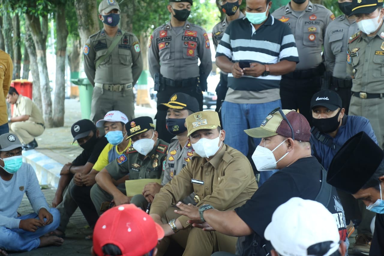 Bupati Lumajang didampingi Kapolres Lumajang saat duduk bersama diskusi dengan para sopir truk pasir (Foto : Istimewa)