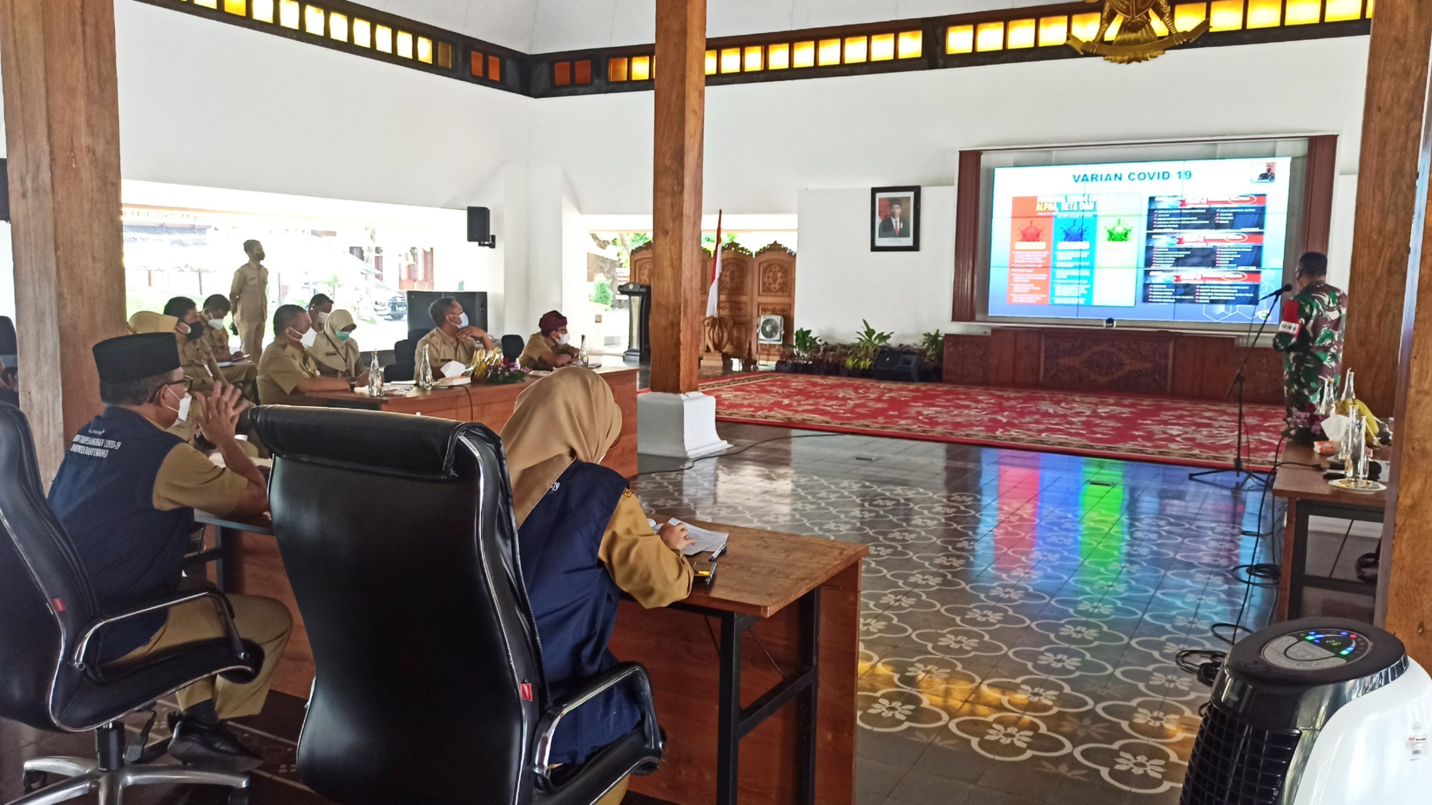 Bupati Banyuwangi Ipuk Fiestiandani memimpin rapat koordinasi penanganan Covid-19 di Pendopo Saba Swagata Blambangan (Foto:Muh Hujaini/Ngopibareng.id)