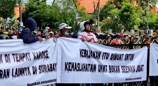 Aksi demo Warga Madura di Balai Kota Surabaya. (Foto: Andhi/Ngopibareng.id)