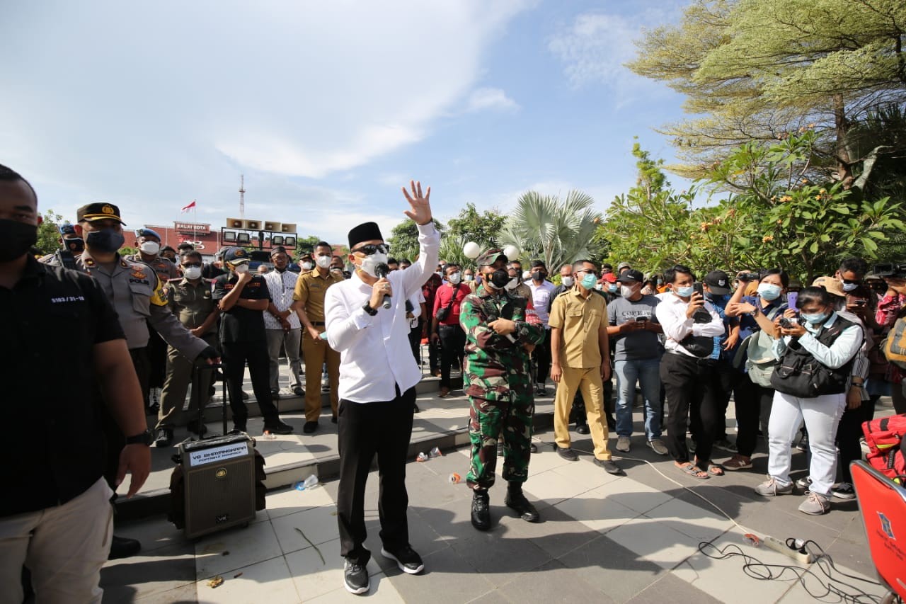 Walikota Surabaya, Eri Cahyadi saat menemui demonstran di Balai Kota, Surabaya, Senin 21 Juni 2021. (Foto: Fariz Yarbo/Ngopibareng.id)