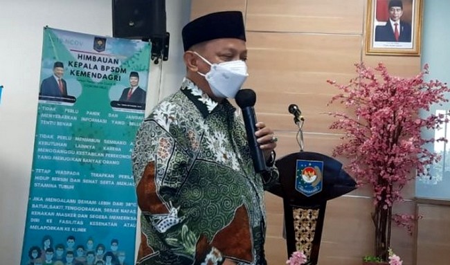 Bupati Situbondo Karna Suswandi saat memberikan materi dalam Diklat BPSDM Kemendagri Ri di Jakarta, Selasa 22 Juni 2021. (foto: kominfo for ngopibareng.id)