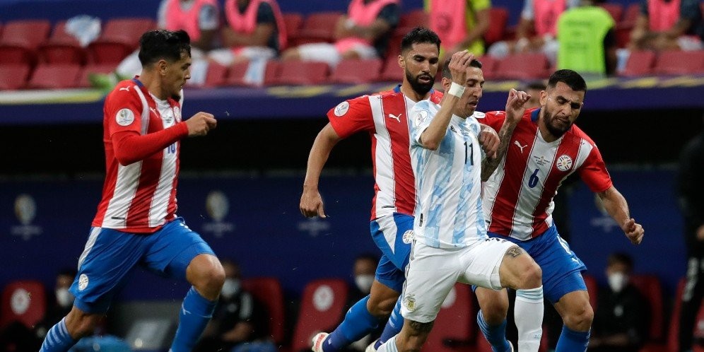 Angel Di Maria menjadi bintang lapangan saat Argentina kalahkan Paraguay dalam laga penyisihan grup Copa America. (Foto: AP)