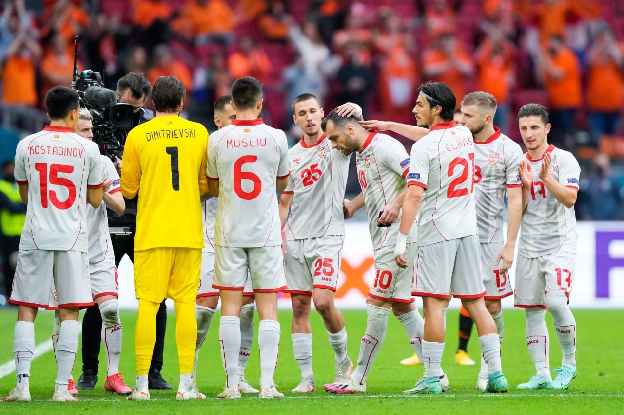 Para pemain Makedonia Utara memberikan penghormatan kepada kapten mereka Goran Pandev yang memutuskan pensiun usai timnya melawan Belanda di matchday terakhir Grup C Euro 2020. (Foto: UEFA).
