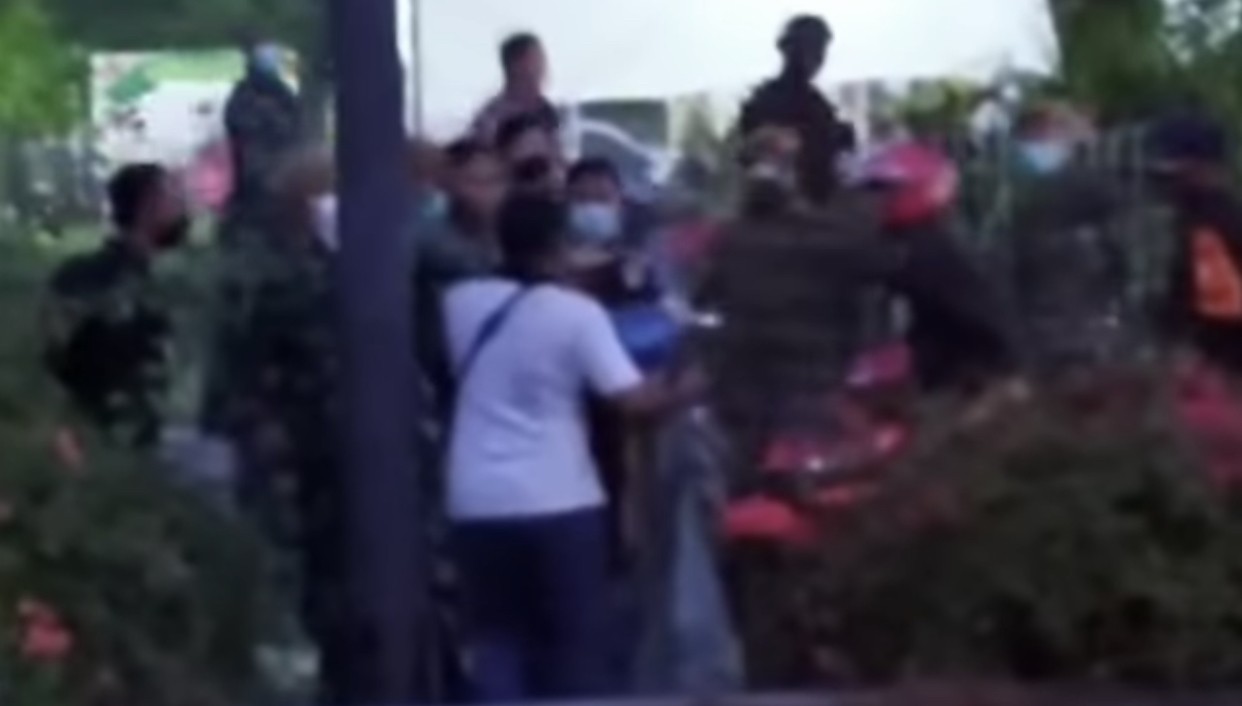Potongan video ketegangan antara massa dengan petugas di pos penyekatan Jembatan Suramadu (Foto: Instagram @sehatsurabayaku)