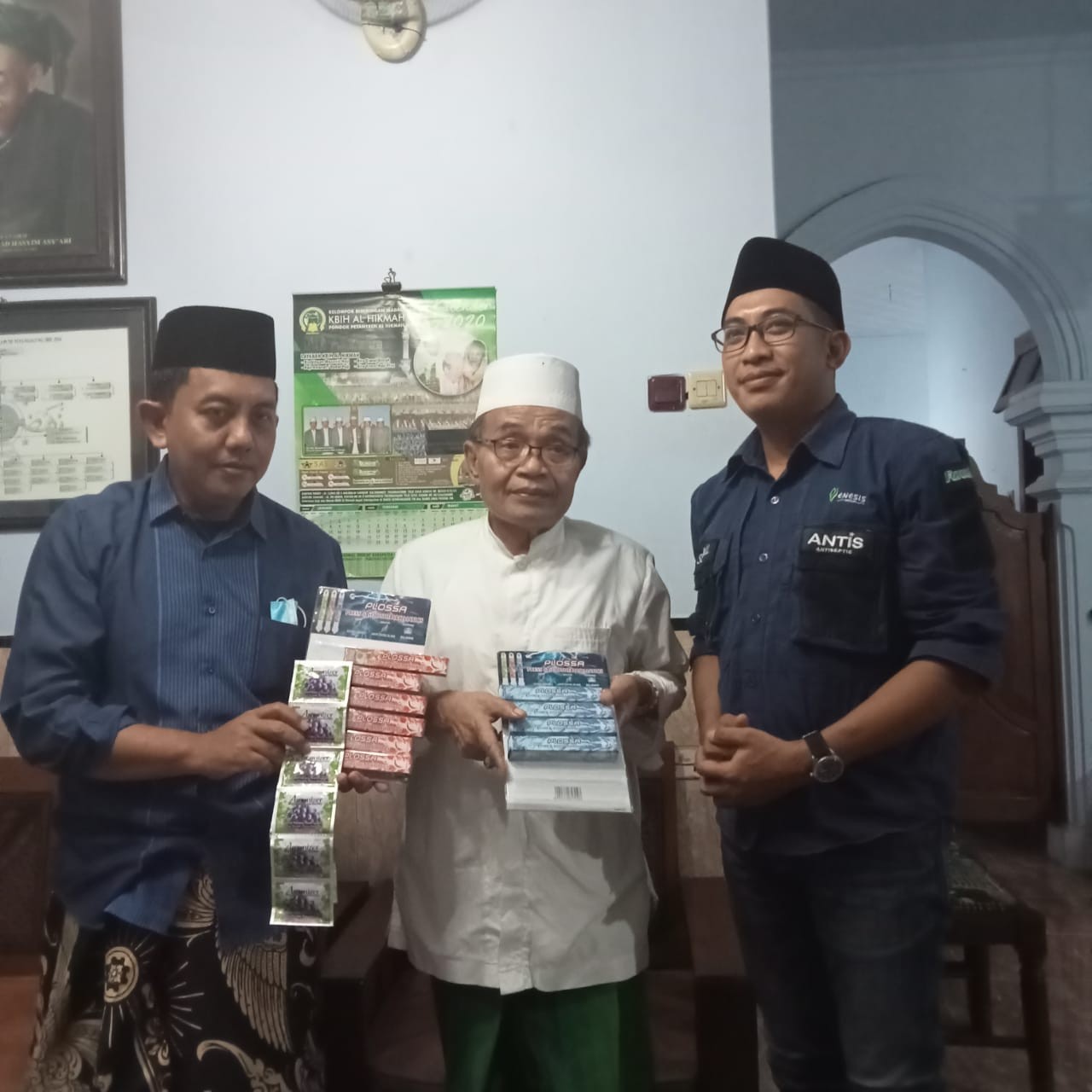KH Hadi Muhammad Muhfudz bersama Ketua LPBINU Jawa Timur, Syaiful Amin saat menerima bantuan Plossa dan Amunizer di Pondok Pesantren Al-Hikmah Mlathen Kauman Tulungagung. (Foto: Istimewa)