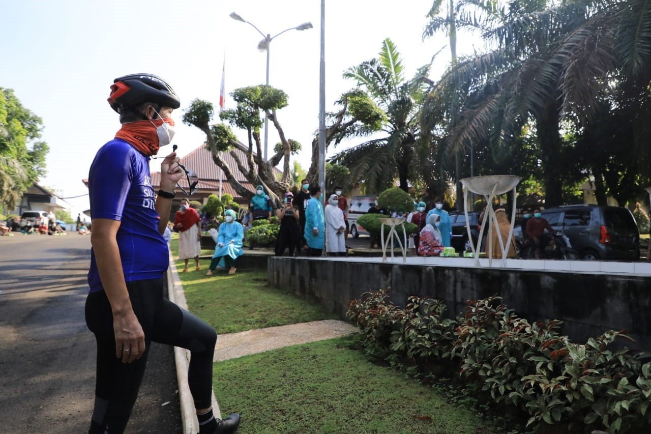 Ganjar saat semangati warganya yang sedang menjalani karantina di Rumah Dinas Walikota Semarang dengan membuat lomba