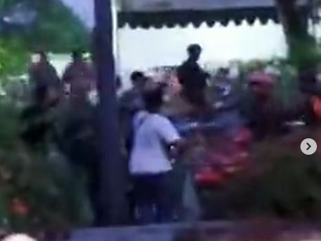 Seorang diamankan TNI di pos penyekatan Suramadu. Diduga orang tersebut membawa petasan. (Foto: Tangkapan layar Instagram)