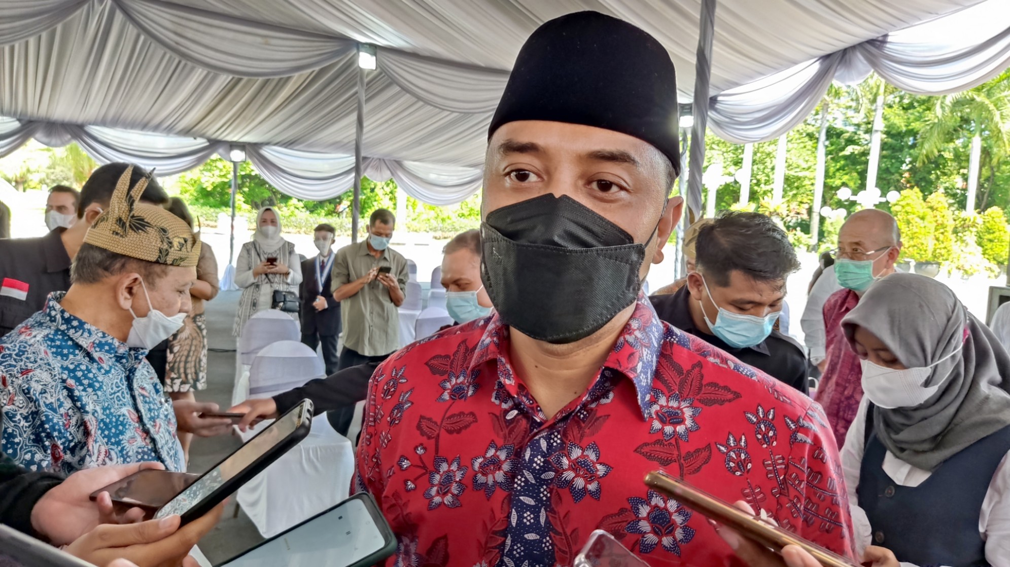 Walikota Surabaya, Eri Cahyadi usai wisuda online di Balai Kota, Surabaya, Selasa 22 Juni 2021. (Foto: Fariz Yarbo/Ngopibareng.id)