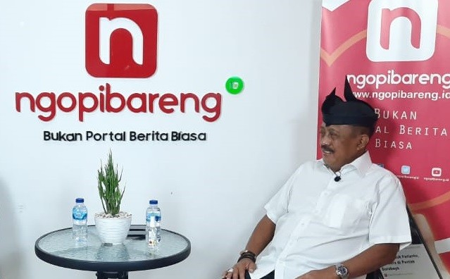 Wakil Walikota Surabaya Armuji, ketika curhat ke Arif Afandi dapat mukjizat hidup di podcast Ngopibareng.id. (Foto: Alief Sambogo/Ngopibareng.id)
