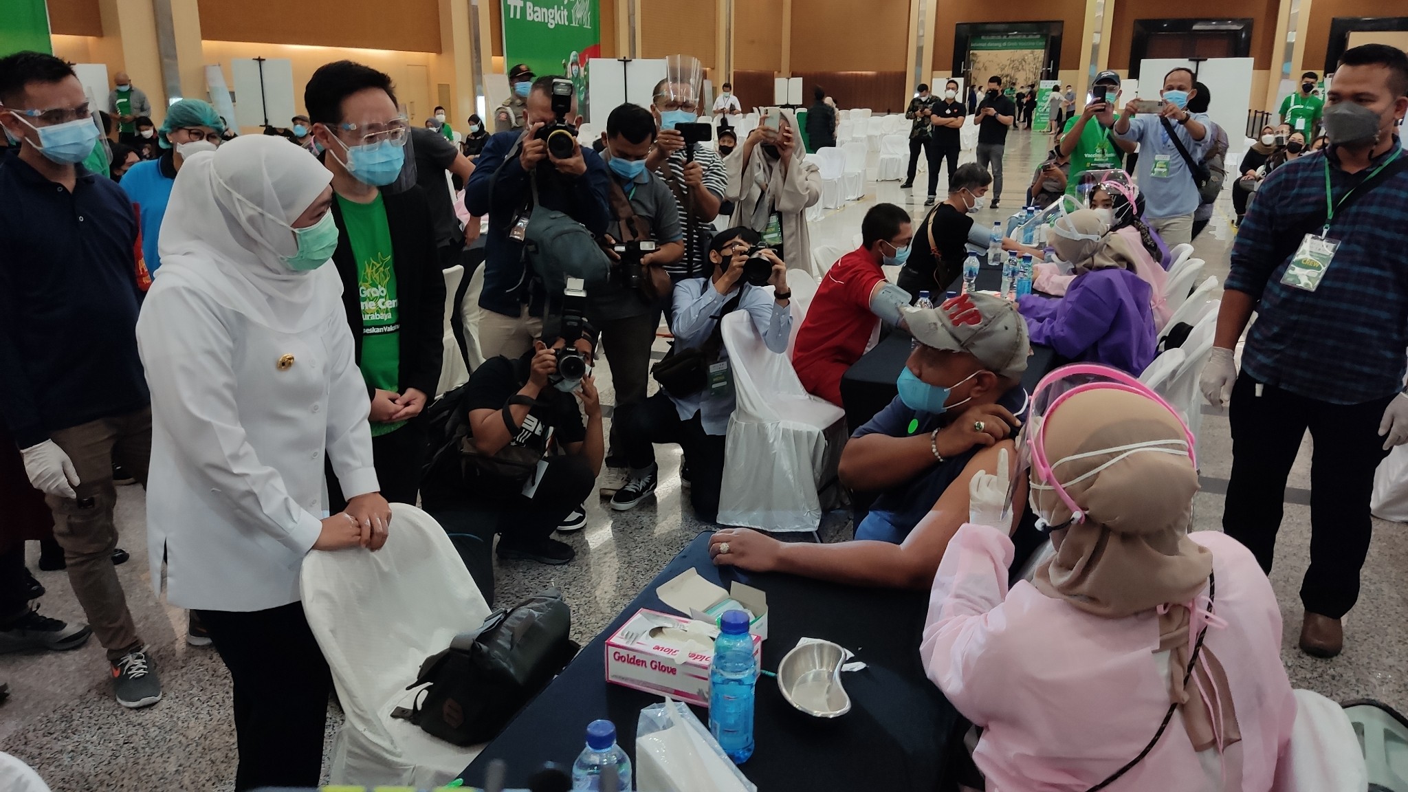 Gubernur Jawa Timur, Khofifah Indar Parawansa saat meninjau proses vaksinasi nasional di Galaxy Mall, Surabaya, Rabu 23 Juni 2021. (Foto: Fariz Yarbo/Ngopibareng.id)