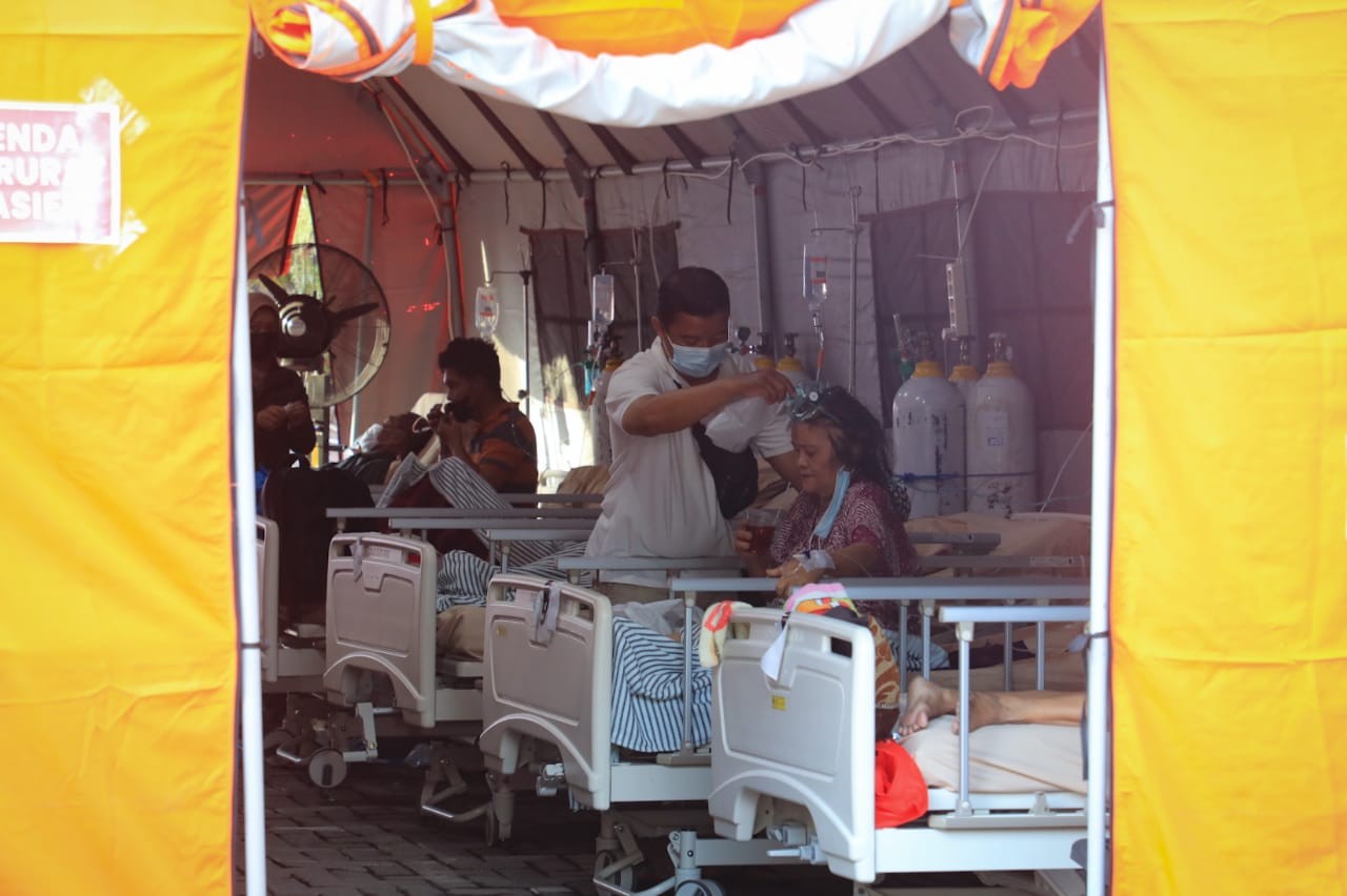 Nakes RSUD Tugurejo Semarang sedang menangani pasien Covid-19. (Foto: Istimewa)