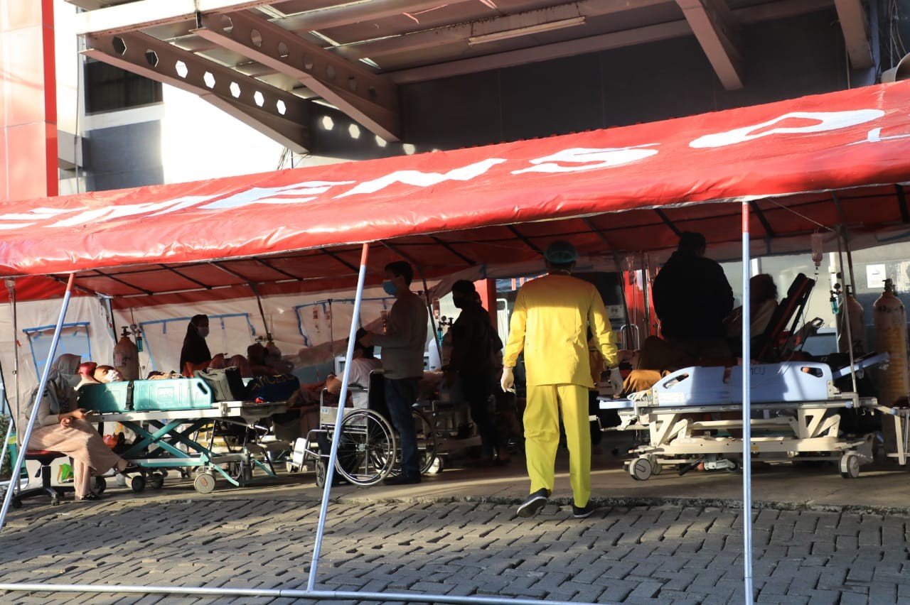Sejak terjadi lonjakan pasien Covid-19, RSUD Tugurejo mendirikan tenda darurat untuk menampung pasien Covid-19. (Foto: Istimewa) 