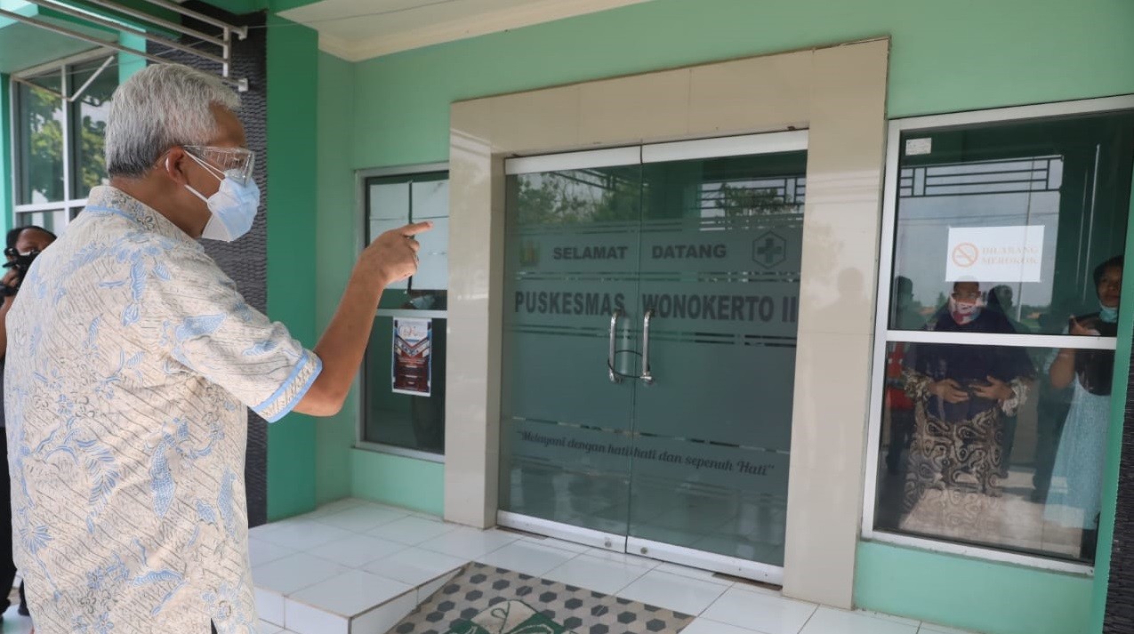 Ganjar Pranowo saat mengunjungi Puskesmas Wonokerto 2 Pekalongan yang disulap menjadi RS Darurat Covid-19. (Foto: Istimewa)