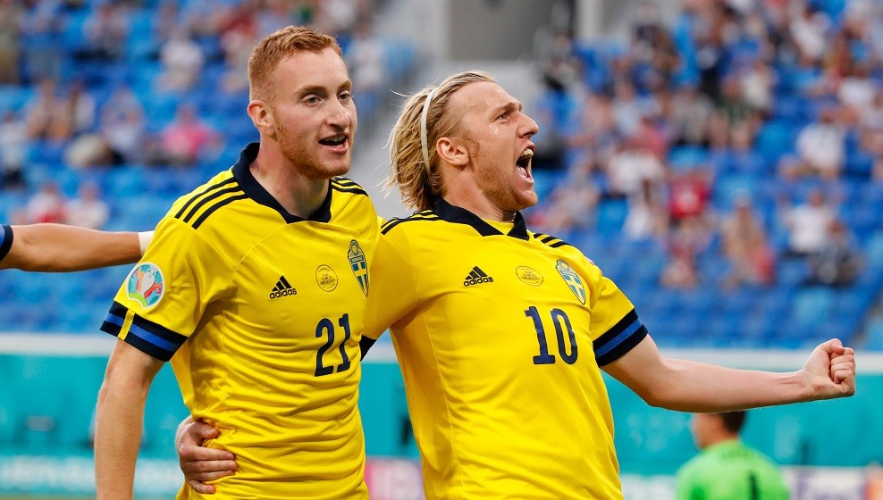 Emil Forsberg (kanan), pencetak dua gol Swedia saat bersua Polandia di matchday 3 Grup E Euro 2020, Rabu 23 Juni 2021 di Krestovsky Stadium, Saint Petersburg. (Foto: Twitter/@EURO2020)