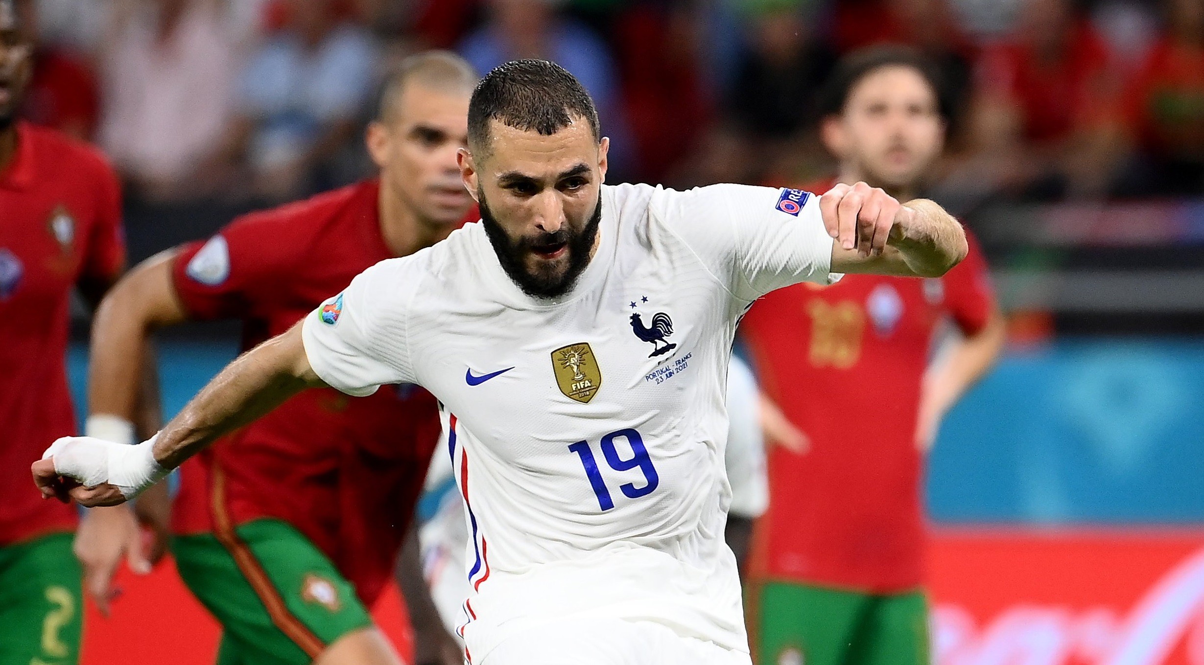 Karim Benzema mencetak dua gol saat Prancis bermain imbang 2-2 dengan Portugal di matchday 3 Grup F Euro 2020, Kamis 24 Juni 2021. (Foto: Twitter/@EURO2020).