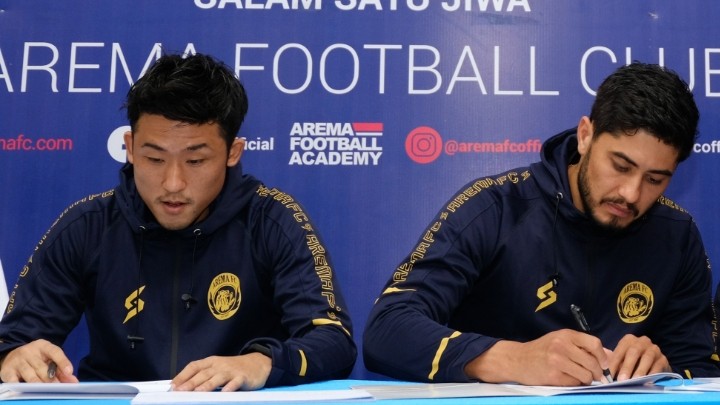 Dua pemain asing Arema FC saat menandatangani kontrak (Foto: Arema FC)