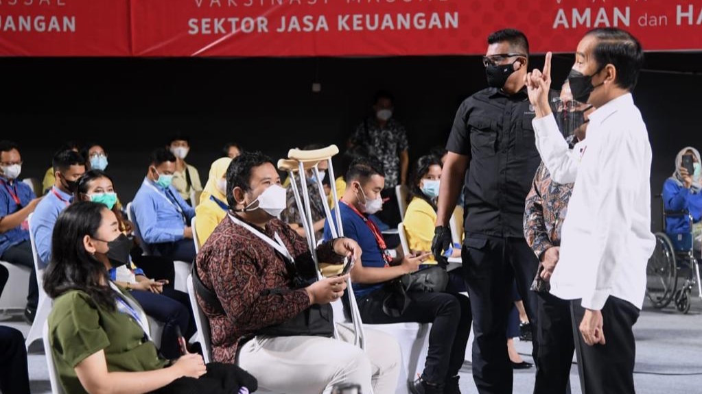 Presiden Joko Widodo di tengah peserta vaksinasi. (Foto: Istimewa)
