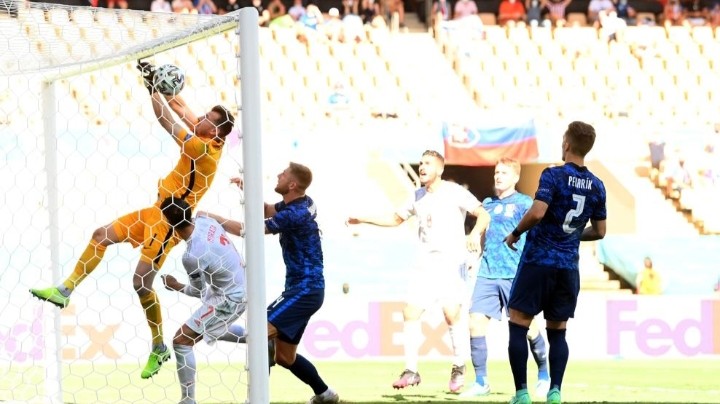 Gol bunuh diri yang dilakukan penjaga gawang Slovakia (Foto: UEFA.com)