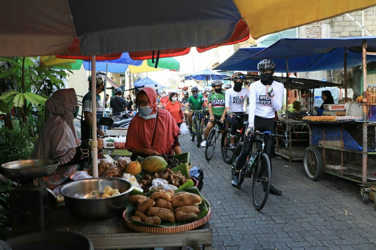 Gubernur Jawa Tengah Ganjar  Pranowo rutin gowes blusukan pasar dan gang untuk ingatkan prokes. (Foto: ist)