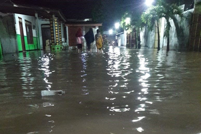 Banjir menggenangi sejumlah pemukiman di Blitar bagian barat. (Foto: Choirul Anam/Ngopibareng.id)