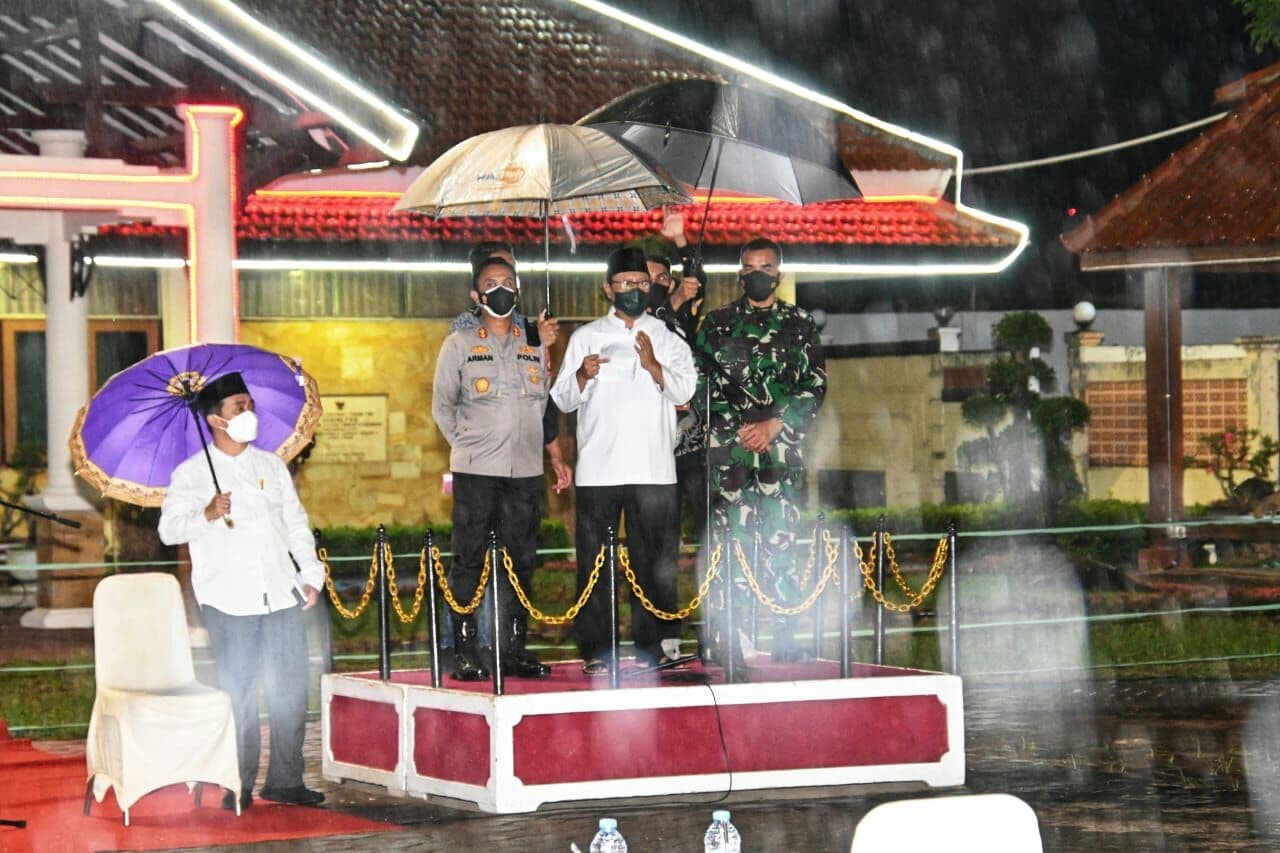 Walikota Pasuruan Saifullah Yusuf mengumpulkan seluruh stake holder di tengah guyuran hujan, untuk memperketat PPKM Mikro hingga tingkat RT. (Foto: Ist)
