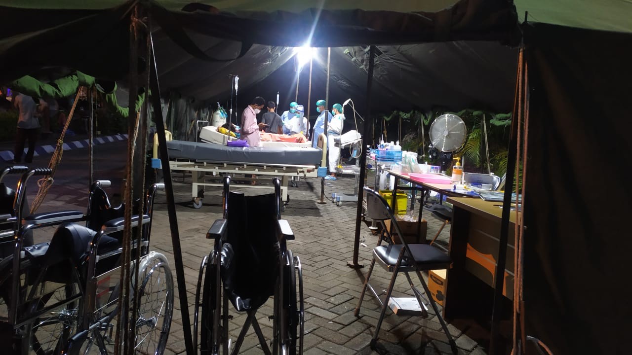 Tenaga kesehatan saat merawat pasien di tenda IGD RSUD dr Wahidin Sudiro Husodo. (Foto: Deni Lukmantara/Ngopibareng.id)