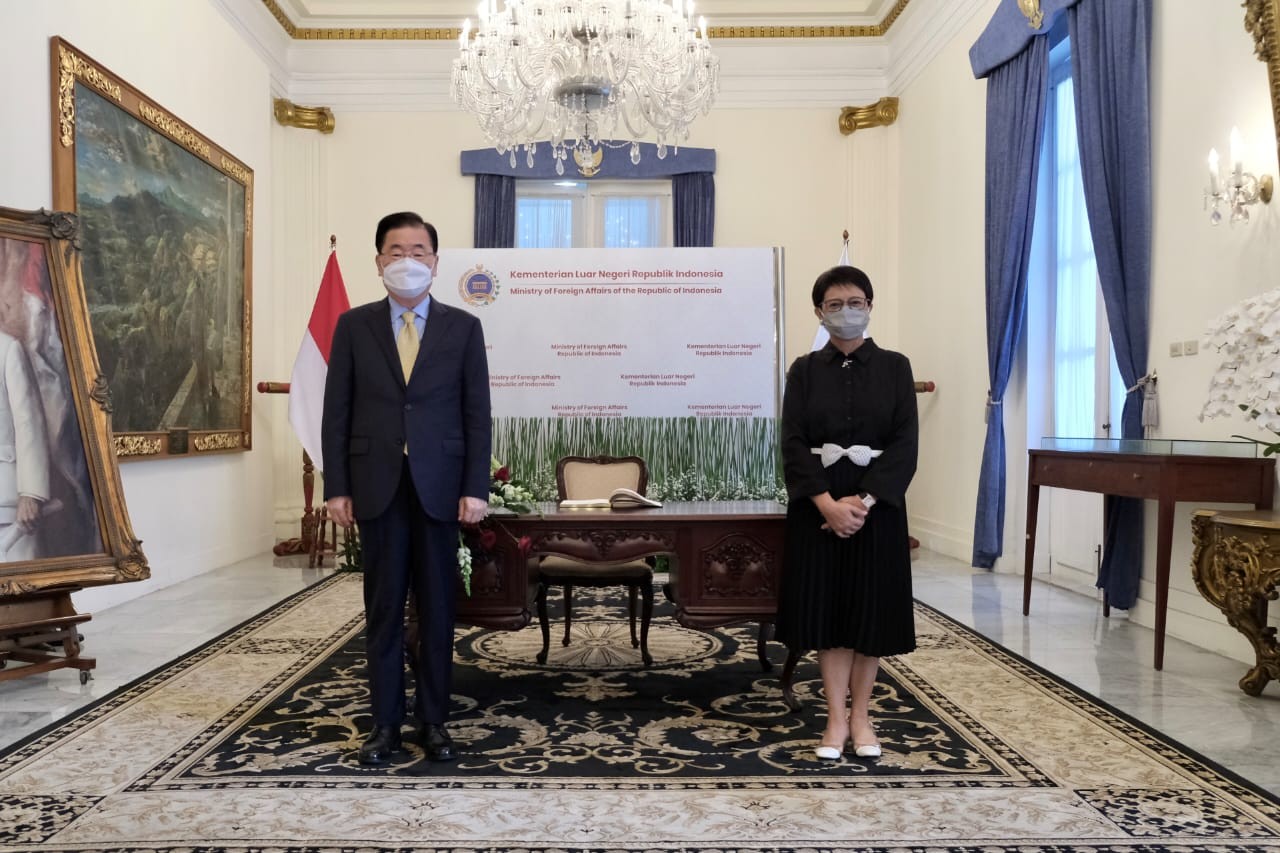 Menteri Luar Negeri (menlu) RI Retno Marsudi menggelar pertemuan bilateral dengan Menlu Korea Selatan Chung Eui-yong, Jumat 25 Juni 2021. (Foto: Kemlu)
