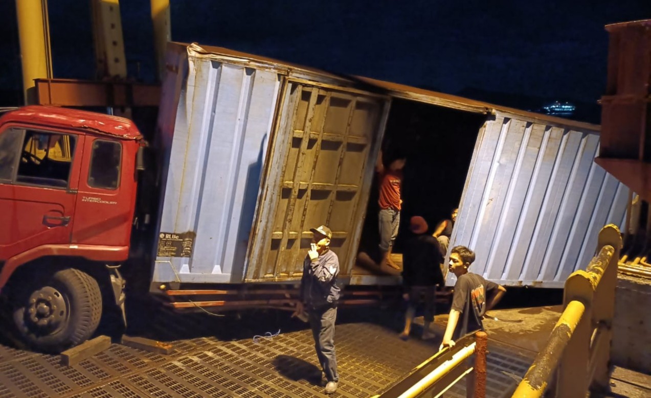 Posisi truk kontainer yang nyaris terjatuh saat keluar dari kapal KMP Prima Jaya 9. (Foto: Istimewa)