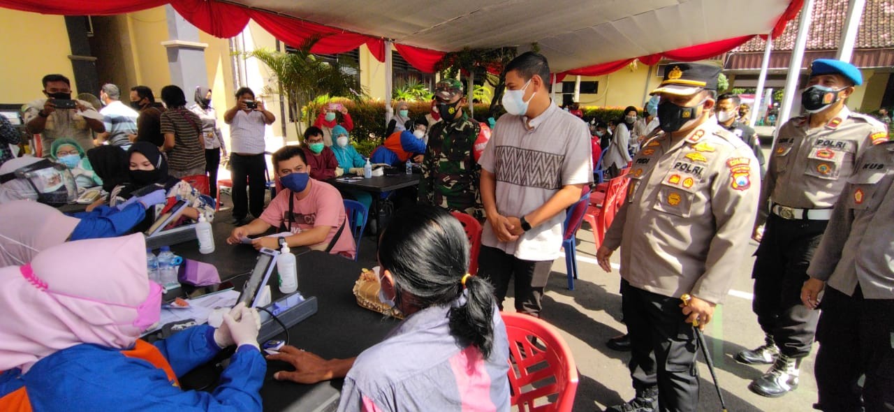 Warga melakukan vaksinasi yang digelar Polres Kediri, Jawa Timur. Vaksinasi ini disaksikan langsung oleh Walikota Kediri Abdullah Abu Bakar. (Foto: Fendhy Plesmana)