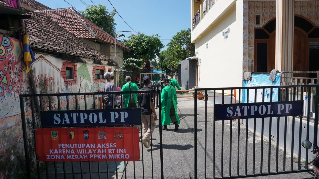 Lingkungan Pekayon ditutup sementara lantaran puluhan warga terinfeksi Covid-19. (Foto: Deni Lukmantara/Ngopibareng.id)