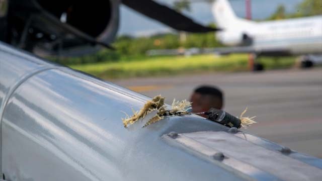    Badan helikopter yang ditumpangi Presiden Kolombia Ivan Duque sobek, karena terkena tembakan hari Jumat kemarin. (Foto: Reuters)