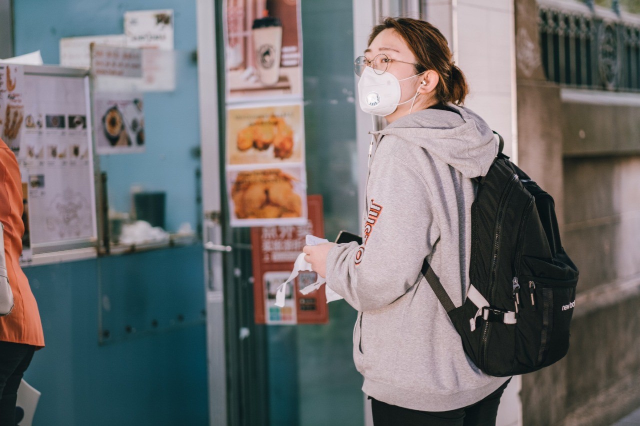 Seorang perempuan warga kota Wellington, Selandia Baru, bepergian di masa pandemi Covid-19.  (Foto: Medical Xpress)