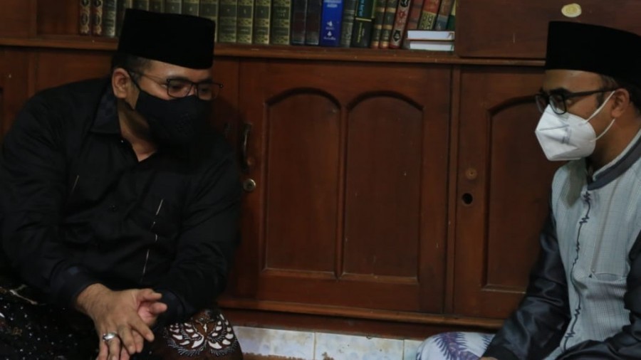 Menag Yaqut Cholil Qoumas bertemu Mas Cholil Nawawi, putra pertama dari pengasuh PP Sidogiri  KH Ahmad Nawawi Abdul Djalil (almaghfurlah) di Sidogiri, Pasuruan. (Foto: kemenag)