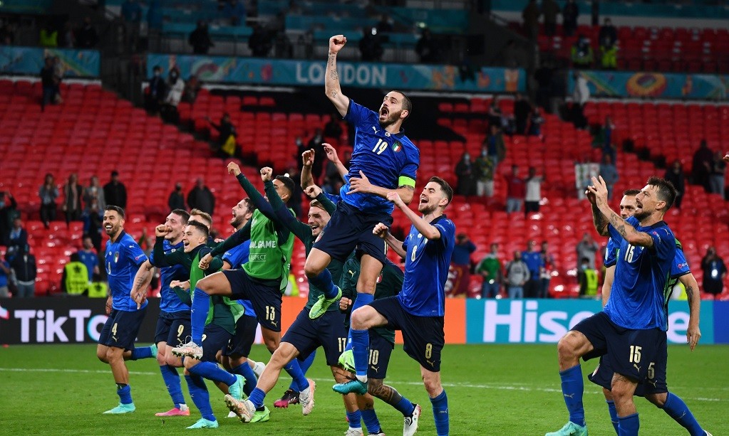 Para pemain Italia merayakan kemenangan mereka Austria di babak 16 besar Euro 2020, Minggu 27 Juni 2021 di Stadion Wembley, London. (Foto: Twitter/@EURO2020)