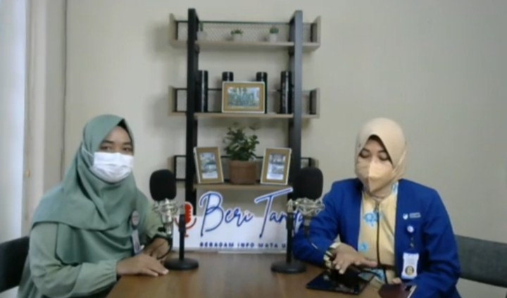 Fitria Oktafiani dalam podcast Beri Tanda RS Mata Undaan. (Foto: Istimewa)