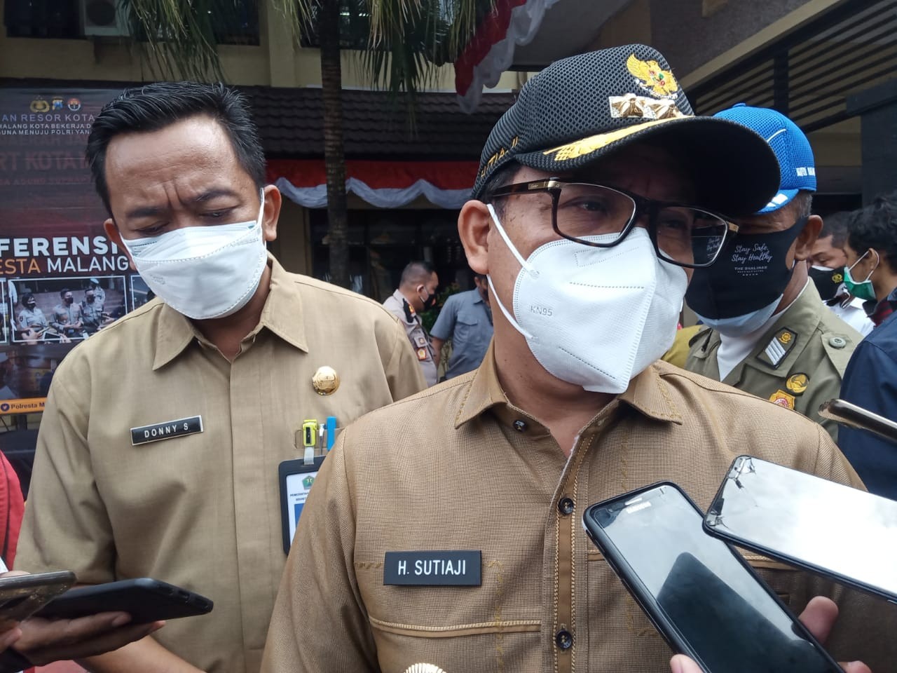 Walikota Malang, Sutiaji saat diwawancarai terkait kasus Covid-19 di wilayahnya (Foto: Lalu Theo/ngopibareng.id)