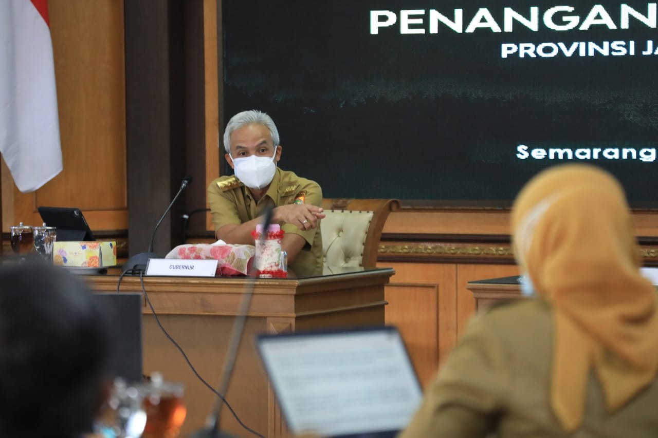 Gubernur Jawa Tengah Ganjar Pranowo saat rapat penanganan Covid-19 bersama Wamenkes secara daring, Senin, 28 Juni 2021. (Foto: Dok Jateng)