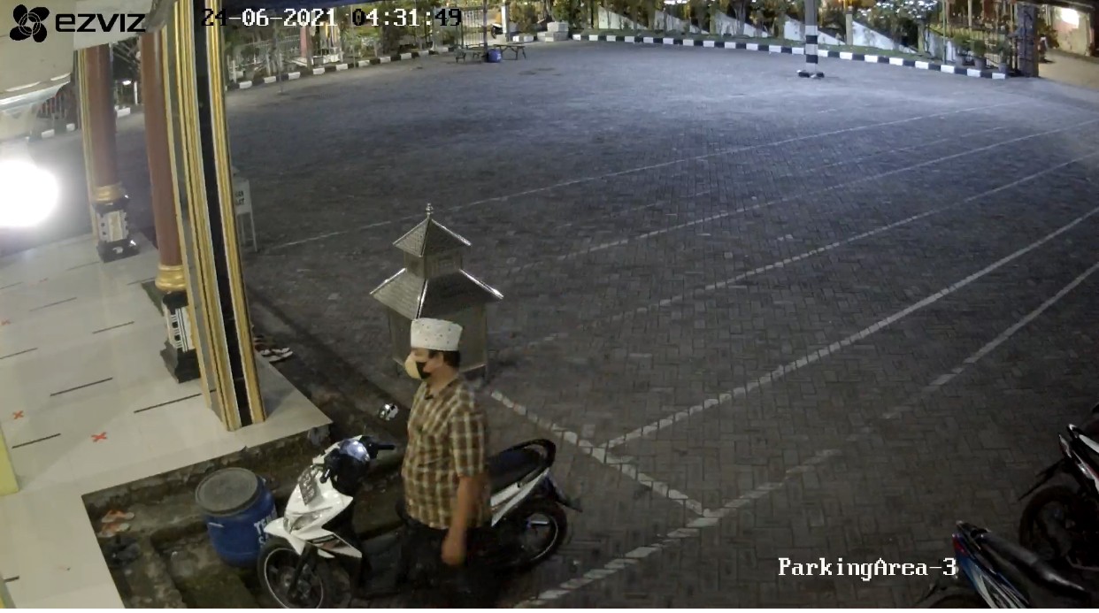 Pencuri menyamar jadi jemaah, mencuri motor di Masjid Jalan Kandangan (Foto: Istimewa)