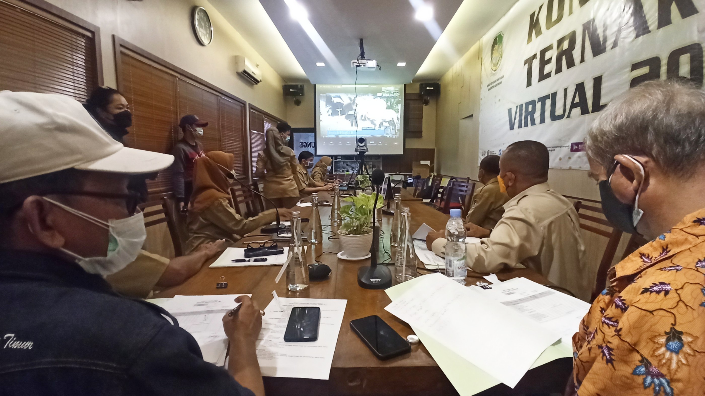 Dewan juri melakukan penilaian pada ternak peserta kontes ternak virtual dengan menyimak rekaman yang sudah diambil (Foto: Muh Hujaini/Ngopibareng.id)