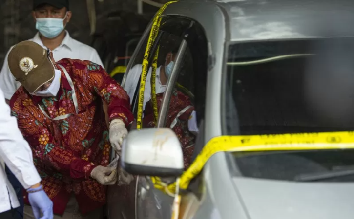 Dokumentasi - Komisioner Komnas HAM Choirul Anam (depan) memeriksa satu dari tiga mobil yang dikendarai polisi dan enam laskar FPI dalam kasus penembakan anggota FPI di Polda Metro Jaya, Jakarta, Senin (21/12/2020). ANTARA FOTO/Aditya Pradana Putra/hp.