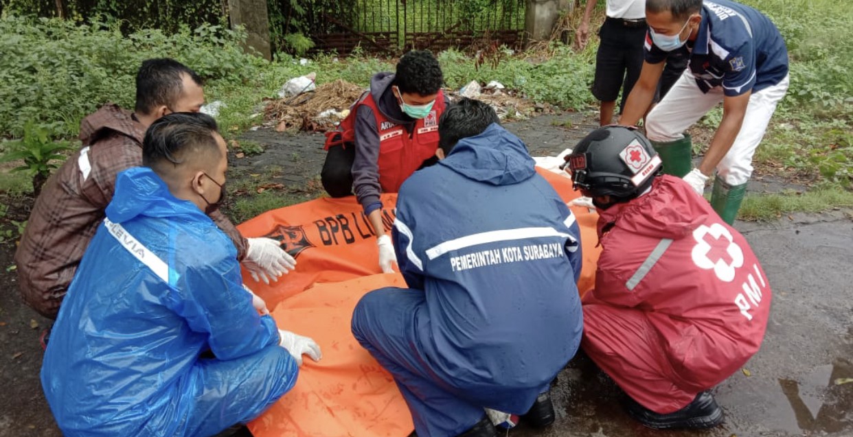 Proses evakuasi pasutri yang jadi korban kecelakaan di Jalan Mastrip (Foto: dok. Polsek Karangpilang)